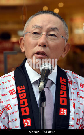 Settembre 27, 2012, Tokyo, Giappone - Presidente Tadashi Yanai di Fast Retailing offre il suo commento in una cerimonia di inaugurazione di BicQlo, una collaborazione di Yanai del rivenditore di moda Uniqlo e consumer electronics catena Bic fotocamera, a loro Shinjuku flagship store a Tokyo il giovedì, 27 settembre 2012. BicQlo è nato dalla collaborazione tra i due giganti di rivenditori che hanno messo insieme le loro rispettive know-how in moda e di elettronica di consumo e il nuovo flagship store. L'uscita nel mezzo di Shinjuku la zona commerciale si vendono i più recenti e i prodotti più diffusi, Foto Stock