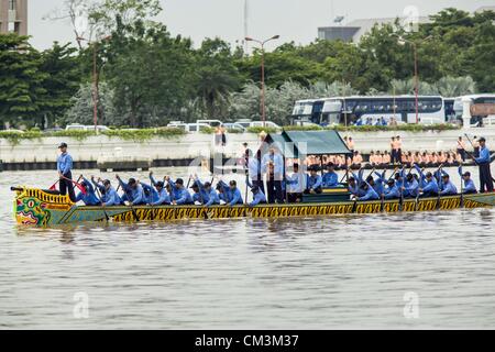 Sett. 27, 2012 - Bangkok, Thailandia - Imbarcazioni al Thai Royal Barge processione flottiglia sono remato lungo il Fiume Chao Phraya in Bangkok. Il Thai Royal Barge processione è una cerimonia di entrambi i religiosi e significato reale che risale a quasi 700 anni. Il Royal Barge processione avviene raramente, tipicamente coincidente con solo i più significativi eventi culturali e religiosi. Questo anno ci sarà una piena processione il 9 novembre per contrassegnare la fine della Quaresima buddista. Ci sono stati solo 16 piena processioni durante i 60 anni di regno del re Bhumibol Adulyadej. Foto Stock