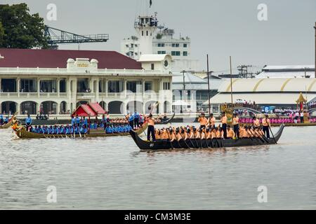 Sett. 27, 2012 - Bangkok, Thailandia - Imbarcazioni al Thai Royal Barge processione flottiglia sono remato lungo il Fiume Chao Phraya in Bangkok. Il Thai Royal Barge processione è una cerimonia di entrambi i religiosi e significato reale che risale a quasi 700 anni. Il Royal Barge processione avviene raramente, tipicamente coincidente con solo i più significativi eventi culturali e religiosi. Questo anno ci sarà una piena processione il 9 novembre per contrassegnare la fine della Quaresima buddista. Ci sono stati solo 16 piena processioni durante i 60 anni di regno del re Bhumibol Adulyadej. Foto Stock