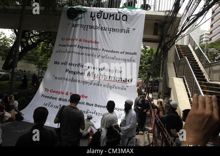 Sett. 27, 2012 - Bangkok, Thailandia .banner Display durante una manifestazione di protesta. Più di 300 di manifestanti musulmani protestare contro le incendiarie anti-Islam film 'L'innocenza dei musulmani' fuori dall'ambasciata degli Stati Uniti prima di passare a Google Inc. Thailandia , presso il Central World Shopping Mall a parlare e invio di lettera per rimuovere la pellicola da Youtube . Foto Stock