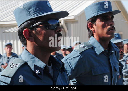 I membri della polizia nazionale afgana parata del giorno di graduazione di Formazione Regionale Center-Kandahar Settembre 27, 2012 in avanti una base operativa Scorpion, provincia di Kandahar, Afghanistan. Foto Stock