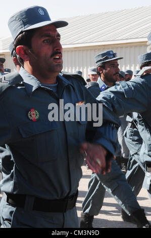 I membri della polizia nazionale afgana parata del giorno di graduazione di Formazione Regionale Center-Kandahar Settembre 27, 2012 in avanti una base operativa Scorpion, provincia di Kandahar, Afghanistan. Foto Stock