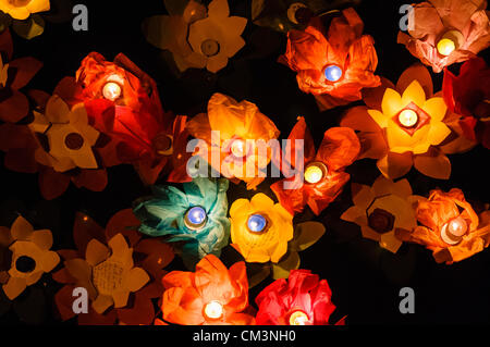 Carta fiori di loto con candele galleggiante sulle rive di un fiume di notte per contrassegnare i cinesi Mid-Autumn Festival Foto Stock