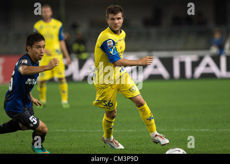 Yuto Nagatomo (Inter), Perparim Hetemaj (Chievo), 26 settembre 2012 - Calcio : Italiano 'Serie A' match tra Chievo Verona 0-2 Inter allo Stadio Marc'Antonio Bentegodi a Verona, Italia. (Foto di Maurizio Borsari/AFLO) Foto Stock