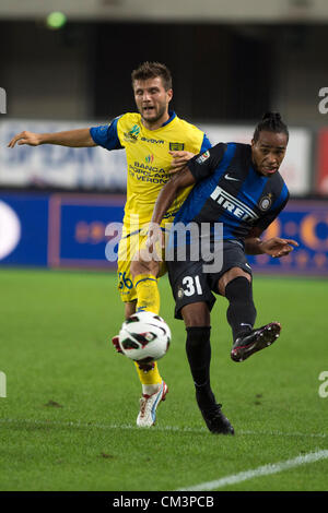 Perparim Hetemaj (Chievo), Alvaro Pereira (Inter), 26 settembre 2012 - Calcio : Italiano 'Serie A' match tra Chievo Verona 0-2 Inter allo Stadio Marc'Antonio Bentegodi a Verona, Italia. (Foto di Maurizio Borsari/AFLO) Foto Stock