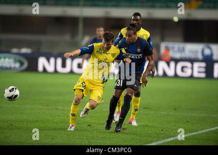 Perparim Hetemaj (Chievo), Alvaro Pereira (Inter), 26 settembre 2012 - Calcio : Italiano 'Serie A' match tra Chievo Verona 0-2 Inter allo Stadio Marc'Antonio Bentegodi a Verona, Italia. (Foto di Maurizio Borsari/AFLO) Foto Stock