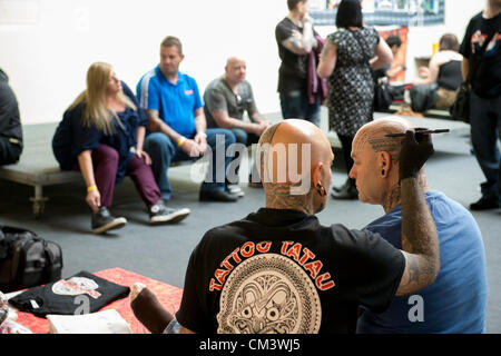 Il 28 settembre 2012, Londra, Regno Unito. L'ottava London Tattoo Convention inizia oggi al Dock di tabacco nell'East End di Londra. Tattooists e tatuaggio di appassionati provenienti da tutto il mondo affluiscono alla sede. Foto Stock