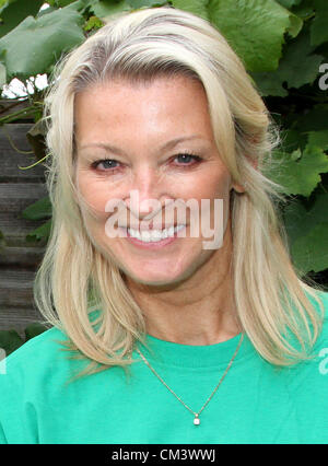 Bedfordshire - Macmillan mattina caffè - attrice Kim Taylforth invitati amici e parenti a casa sua per un caffè e una fetta di torta inc ex Eastenders' star, suor Gillan Taylforth e Hannah Mahoney-Smith testa del Customer Care a Macmillan Cancer Support. - 28 settembre 2012 Foto di Keith Mayhew Foto Stock