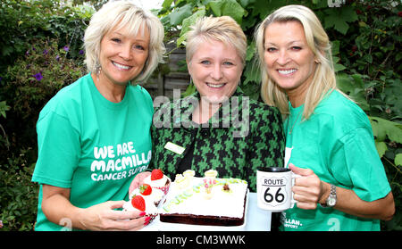 Bedfordshire - Macmillan mattina caffè - attrice Kim Taylforth invitati amici e parenti a casa sua per un caffè e una fetta di torta inc ex Eastenders' star, suor Gillan Taylforth e Hannah Mahoney-Smith testa del Customer Care a Macmillan Cancer Support. - 28 settembre 2012 Foto di Keith Mayhew Foto Stock