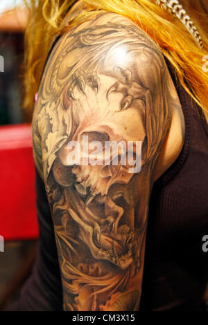 Londra, Regno Unito. Il 28 settembre 2012. Cranio tatuaggio al London Tattoo Convention 2012 Foto Stock