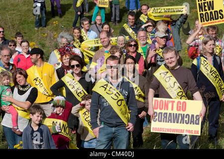 Twyford Down, Regno Unito. Il 29 settembre 2012. I dimostranti si riuniscono per commemorare il ventesimo anniversario di Twyford Down, la protesta che ha portato a un'ondata di azione diretta contro la strada statale i progetti di un edificio. Oggi la riunione è stata organizzata in risposta al nuovo governo regimi su strada. Il 1992 Twyford Down proteste sviluppata in risposta ai piani per un'estensione al M3 attraverso un protetto paesaggio storico vicino a Winchester nel Wiltshire. Twyford verso il basso generato una ondata di proteste altri compresi M11 a Londra e il Newbury Bypass. Più info: http://bettertransport.org.uk/blogs/roads/100912-twyford-20 Foto Stock