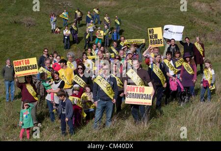 Twyford Down, Regno Unito. Il 29 settembre 2012. I dimostranti si riuniscono per commemorare il ventesimo anniversario di Twyford Down, la protesta che ha portato a un'ondata di azione diretta contro la strada statale i progetti di un edificio. Oggi la riunione è stata organizzata in risposta al nuovo governo regimi su strada. Il 1992 Twyford Down proteste sviluppata in risposta ai piani per un'estensione al M3 attraverso un protetto paesaggio storico vicino a Winchester nel Wiltshire. Twyford verso il basso generato una ondata di proteste altri compresi M11 a Londra e il Newbury Bypass. Più info: http://bettertransport.org.uk/blogs/roads/100912-twyford-20 Foto Stock