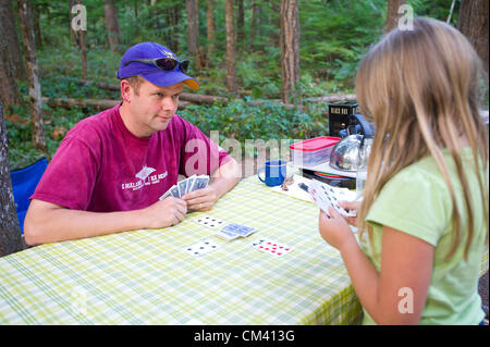 Agosto 27, 2012 - Newhalem, Washington, Stati Uniti d'America - 27 agosto 2012, Newhalem, Washington - un padre e figlia di giocare a carte mentre godendo una notte di campeggio al Newhalem campeggi che circondano il Parco Nazionale delle Cascate del Nord Centro Visitatori. (Credito Immagine: © David Snyder/ZUMAPRESS.com) Foto Stock