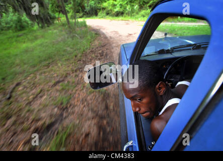 Agosto 23, 2012 - Sapelo Island, Georgia, Stati Uniti - Venti-uno-anno-vecchio BRANDON DIXON aziona un pick-up truck attraverso la sporcizia strade di Hog amaca. (Credito Immagine: © Stephen Morten/zReportage.com/ZUMA) Foto Stock