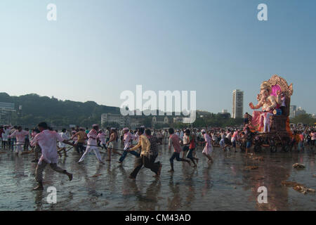 Mumbai, India. Indiano devoti Hindu portano intorno ad un enorme idolo di elefante-intitolata dio indù Signore Ganesha sulla spiaggia per immersione del idol nel Mare Arabico di Mumbai il 29 settembre 2012. Persone celebrare Ganpati (rinascita) del Signore Ganesh l'Elefante Dio. Durata di 10Giorni, questa usanza culmina con il rituale emersione del Ganesh idoli nei locali di fiumi e laghi. Foto Stock