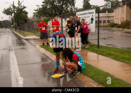 29 Settembre 2012 San Antonio, Texas, Stati Uniti d'America - team utilizzano i loro telefoni intelligenti per risolvere gli indizi nel CitySolve corsa urbana a San Antonio. Nonostante le pesanti piogge, più di 20 squadre di 2 - 4 persone hanno partecipato alla gara. Foto Stock