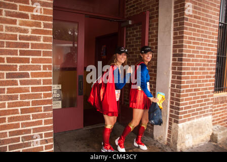 29 Settembre 2012 San Antonio, Texas, Stati Uniti d'America - Kim e Cathy, il Super ragazze, corsa verso il traguardo della CitySolve corsa urbana a San Antonio. Nonostante le pesanti piogge, più di 20 squadre di 2 - 4 persone hanno partecipato alla gara. Foto Stock