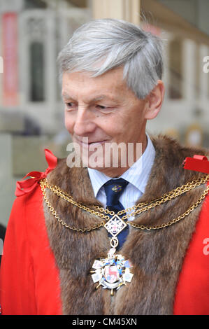 Guildhall Yard, Londra, Regno Unito. Il 30 settembre 2012. Lo sceriffo della città di Londra, Nigel Pullman . La perlacea re e regine di Harvest Festival in Guildhall Yard. Un Cockney evento annuale con Maypole ballerini, Morris uomini, una Marching Band e perlacea re e regine di tutta Londra. Foto Stock