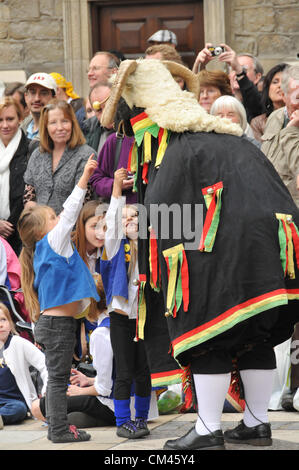 Guildhall Yard, Londra, Regno Unito. Il 30 settembre 2012. La Morris uomini intrattenere la folla. La perlacea re e regine di Harvest Festival in Guildhall Yard. Un Cockney evento annuale con Maypole ballerini, Morris uomini, una Marching Band e perlacea re e regine di tutta Londra. Foto Stock