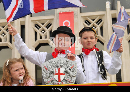 Guildhall Yard, Londra, Regno Unito. Il 30 settembre 2012. I bambini in costume Vittoriano. La perlacea re e regine di Harvest Festival in Guildhall Yard. Un Cockney evento annuale con Maypole ballerini, Morris uomini, una Marching Band e perlacea re e regine di tutta Londra. Foto Stock