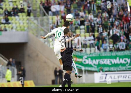 Gdansk, Polonia 30th, settembre 2012 Polacco Football Premier League - T-Mobile Ekstraklasa. Luis henriquez (25) in azione contro Ricardinho (19) durante il Lechia Gdansk v Lech Poznan gioco a PGE Arena stadium di Danzica Foto Stock