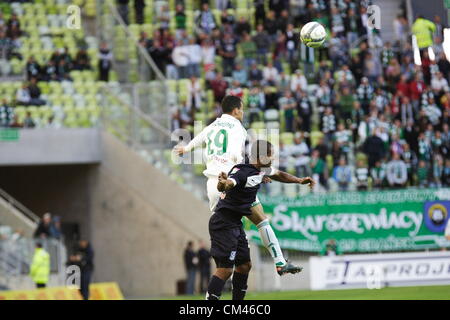 Gdansk, Polonia 30th, settembre 2012 Polacco Football Premier League - T-Mobile Ekstraklasa. Luis henriquez (25) in azione contro Ricardinho (19) durante il Lechia Gdansk v Lech Poznan gioco a PGE Arena stadium di Danzica Foto Stock