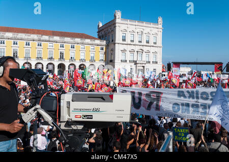 Protesta pacifica organizzata dall'unione CGTP raccoglie gli attivisti di Lisbona sabato contro austerità, povertà e nuove tasse. Foto Stock