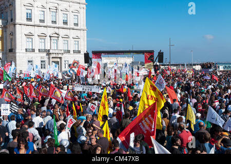 Protesta pacifica organizzata dall'unione CGTP raccoglie gli attivisti di Lisbona sabato contro austerità, povertà e nuove tasse. Foto Stock