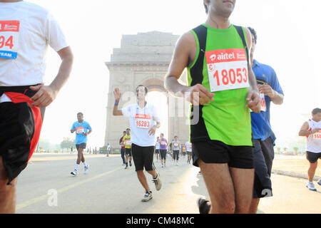 Sett. 30, 2012 - New Delhi, India - Delhi residenti partecipano in New Delhi Mezza Maratona come hanno gestito dalla famosa New Delhi landmark, l'India Gate. (Credito Immagine: © Subhash Sharma/ZUMAPRESS.com) Foto Stock