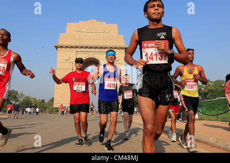Sett. 30, 2012 - New Delhi, India - Delhi residenti partecipano in New Delhi Mezza Maratona come hanno gestito dalla famosa New Delhi landmark, l'India Gate. (Credito Immagine: © Subhash Sharma/ZUMAPRESS.com) Foto Stock