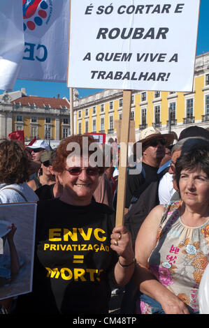 Protesta pacifica organizzata dall'unione CGTP raccoglie gli attivisti di Lisbona sabato contro austerità, povertà e nuove tasse. Foto Stock