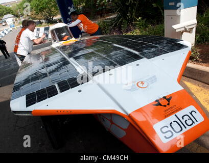 PRETORIA, SUD AFRICA: l'Università di Johannesburg del driver di Warren Hunter durante le fasi finali del 2012 Sasol Solar Challenge gara il 28 settembre 2012 a Pretoria, Sud Africa. Diverse squadre provenienti da tutto il mondo hanno gareggiato per l'epica 5400KM gara endurance oltre 11 giorni di periodo. (Foto di Gallo Immagini / Foto24 / Brendan Croft) Foto Stock