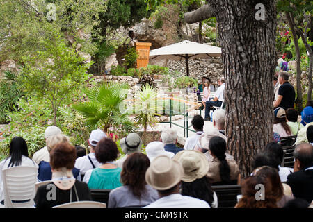 Gerusalemme, Israele. 1 Ottobre, 2012. Centinaia di pellegrini cristiani che frequentano la International Christian Embassy Jerusalem annuale festa dei Tabernacoli tenere una comunione il servizio presso il Garden Tomb, considerato da alcuni di essere il luogo della sepoltura e della resurrezione di Gesù. Gerusalemme, Israele. 1-Ottobre-2012. La International Christian Embassy Gerusalemme accoglie oltre 5 mila pellegrini cristiani da 100 nazioni per la celebrazione annuale della festa dei tabernacoli. Sono presenti 25 membri dei parlamenti in 17 nazioni. Foto Stock