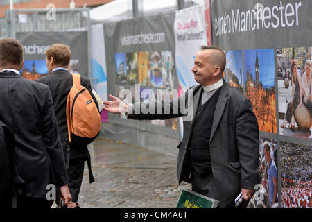 Un predicatore evangelico sorrisi come delegati a piedi passato al di fuori di lui Manchester Central, il luogo per il Partito Laburista conferenza annuale. Manchester, Regno Unito. 1 ottobre 2012. La conferenza ha luogo dal 30 settembre al 4 ottobre 2012. Foto Stock