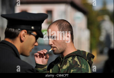 Un uomo il sospetto di un attentato contro il Presidente della Repubblica ceca Vaclav Klaus a Chrastava, a nord della Repubblica ceca, il Venerdì, Settembre 28, 2012. Il sospetto che l'uomo Pavel Vondrous (destra) hanno aperto il fuoco a Klaus da distanza ravvicinata con una pistola di plastica che utilizza piccole sfere di plastica come proiettili durante una cerimonia di apertura di un nuovo ponte. (CTK/Radek Petrasek) Foto Stock