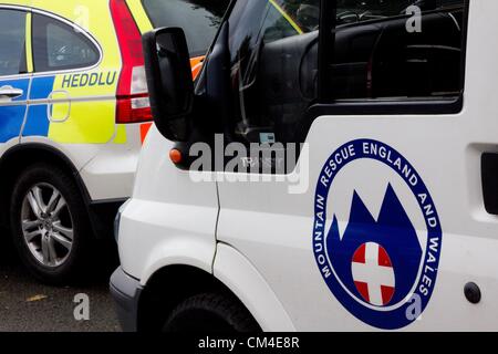 Machynlleth, Wales, Regno Unito. Il 2 ottobre 2012. Cooperazione di polizia e di ricerca e salvataggio di veicoli del team a Canolfan Bro Ddyfi, come la caccia per mancanti 5 anno vecchio aprile Jones raccoglie il ritmo. Foto Stock