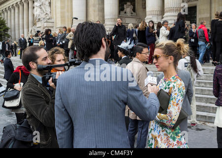 Il 2 ottobre 2012. Settimana della moda di Parigi prima di Chanel's Fashion show, pronto a indossare Primavera Estate 2013. Fashionistas, gli ospiti e la gente alla moda in posa di fronte di "Le Grand Palais' di Parigi, Francia. Fashion TV espana intervistando una donna. Foto Stock