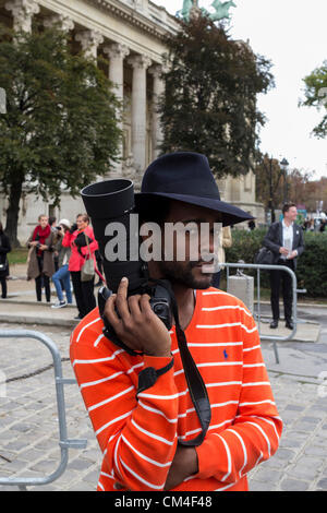 Il 2 ottobre 2012. Settimana della moda di Parigi prima di Chanel's Fashion show, pronto a indossare Primavera Estate 2013. Fashionistas, gli ospiti e la gente alla moda in posa di fronte di "Le Grand Palais' di Parigi, Francia. Foto Stock