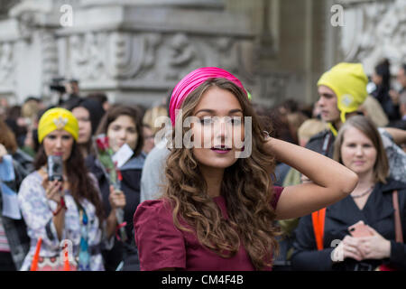 Il 2 ottobre 2012. Settimana della moda di Parigi prima di Chanel's Fashion show, pronto a indossare Primavera Estate 2013. Fashionistas, gli ospiti e la gente alla moda in posa di fronte di "Le Grand Palais' di Parigi, Francia. Foto Stock