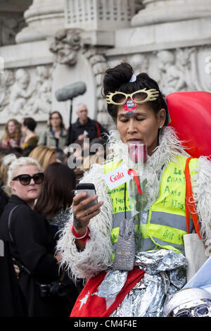 Il 2 ottobre 2012. Settimana della moda di Parigi prima di Chanel's Fashion show, pronto a indossare Primavera Estate 2013. Fashionistas, gli ospiti e la gente alla moda in posa di fronte di "Le Grand Palais' di Parigi, Francia. Foto Stock