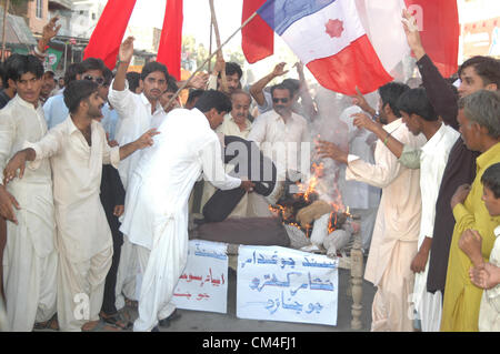 Gli attivisti del Sindh Tarraqi Pasand parte masterizzare mock bara del Sindh montaggio altoparlante, Nisar Khoro e Sindh legge Ministro, Ayaz Soomro come stanno protestando contro i popoli del Sindh Governo locale ordinanza durante una dimostrazione a Jinnah Bagh in Larakan Martedì, Ottobre 02, 2012. Foto Stock