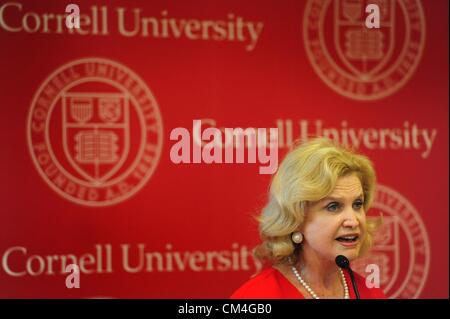 Ottobre 2, 2012 - Manhattan, New York, Stati Uniti - Stati Uniti Rappresentante CAROLYN MALONEY parla come agente U.S. Il segretario del commercio Rebecca Blank unite da sotto segretario di Stato per il commercio in materia di proprietà intellettuale e direttore dell'U.S. Patent and Trademark Office (USPTO) David Kappos, U.S. Il senatore Charles Schumer, New York City il vice sindaco per lo sviluppo economico Robert K. Acciaio e Cornell University il Presidente David Skorton per annunciare un progetto di comune accordo tra il Ministero del commercio e la Cornell University che favoriscano la crescita per le imprese americane e gli imprenditori presso la Cornell Campus 111 Foto Stock