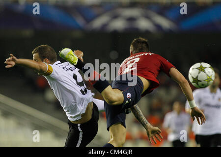 02/10/2012 - Estadio Mestalla, Valencia - Champions League giornata 2 - Valencia CF vs Lille // Spagnolo scontrino Roberto Soldado per Valencia CF (sinistra) (c) e Debuchy (c) difesa francese per Lille duello per una sfera Foto Stock