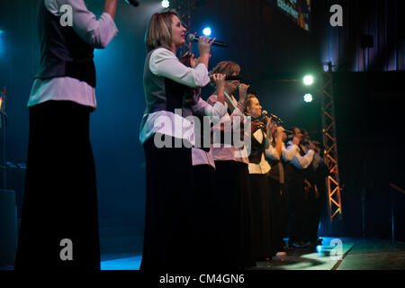 Cantanti, ballerini e musicisti portano migliaia di pellegrini cristiani con canti e preghiere in un International Christian Embassy Jerusalem evento serale durante l'annuale festa dei tabernacoli del pellegrinaggio. Gerusalemme, Israele. 2-Ottobre-2012. Migliaia di cristiani provenienti da tutto il mondo si riuniranno a sostegno di Israele al ICEJ annuale della festa dei Tabernacoli evento per il lancio di Israele Fondazione alleati del Presidente della Conferenza a Gerusalemme il Centro Internazionale delle Conferenze. Foto Stock