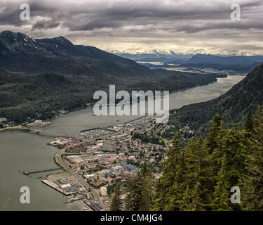 5 luglio 2012 - Borough di Juneau, Alaska, USA - Juneau, capitale dell'Alaska, visto da Mt Roberts guardando a Nord. La città si trova sul canale Gastinaeau con il Chilkat Mt gamma e il Parco Nazionale di Glacier Bay in distanza. A sinistra e montagnoso e boscoso Douglas isola è collegata alla terraferma Juneau dal ponte Juneau-Douglas. (Credito Immagine: © Arnold Drapkin/ZUMAPRESS.com) Foto Stock