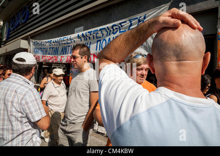 Salonicco, Grecia. Il 3 ottobre 2012. Protesta al di fuori degli uffici dell'approvvigionamento idrico e la rete fognaria compagnia di Salonicco (EYATH) effettuati dai membri di PAME (tutti i lavoratori militante anteriore), che hanno espresso la loro opposizione alla privatizzazione della società. Credito: Konstantinos Tsakalidis / Alamy Live News Foto Stock