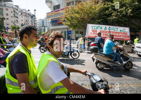 Salonicco, Grecia. Il 3 ottobre 2012. Marzo motorizzato da parte dei lavoratori alle autorità locali di Salonicco. Protesta per le previste misure di austerità sono attesi a colpire ulteriormente lo stato del lavoro e del reddito. Foto Stock