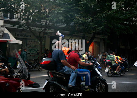 Salonicco, Grecia. Il 3 ottobre 2012. Marzo motorizzato da parte dei lavoratori alle autorità locali di Salonicco. Protesta per le previste misure di austerità sono attesi a colpire ulteriormente lo stato del lavoro e del reddito. Foto Stock