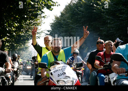 Salonicco, Grecia. Il 3 ottobre 2012. Marzo motorizzato da parte dei lavoratori alle autorità locali di Salonicco. Protesta per le previste misure di austerità sono attesi a colpire ulteriormente lo stato del lavoro e del reddito. Foto Stock