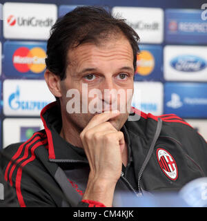 Ottobre 2, 2012 - San Pietroburgo, Russia - Milano football club giocherà a San Pietroburgo vs FC Zenit nella UEFA Champions League Qualifier...nell'immagine: Ottobre 02,2012. San Pietroburgo, Russia. C.a. Manager di Milano Massimiliano Allegri nella conferenza stampa a San Pietroburgo. (Credito Immagine: © PhotoXpress/ZUMAPRESS.com) Foto Stock
